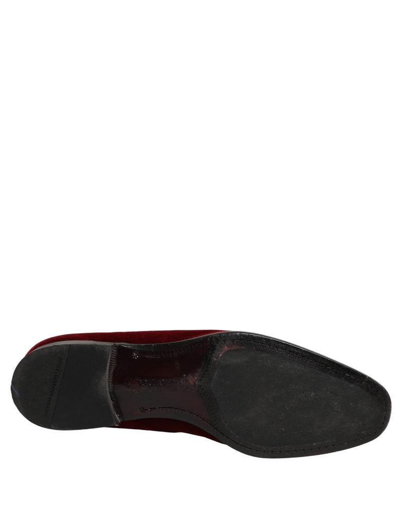 Sapatos mocassins sociais slip-on de camurça vinho com detalhe cruzado Dolce & Gabbana