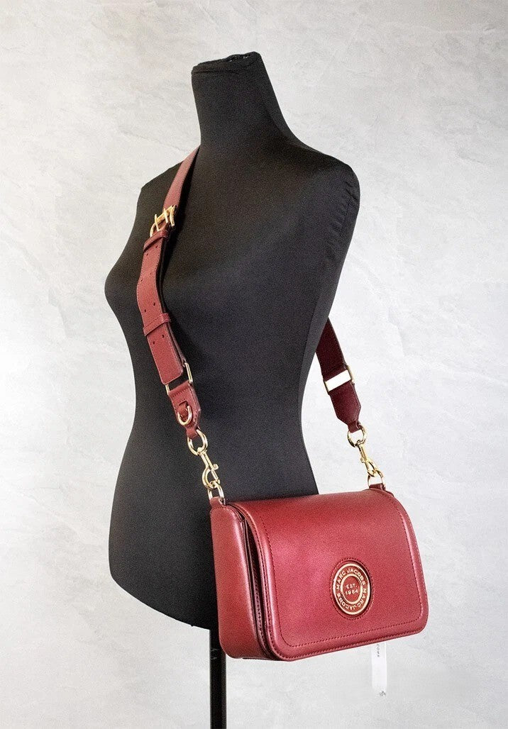 Sac à rabat bandoulière Medium Metal Signet en cuir lisse Syrah de Marc Jacobs