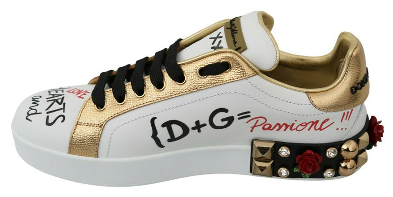 Tênis feminino branco Dolce & Gabbana com rosas e cristais bordados com paetês