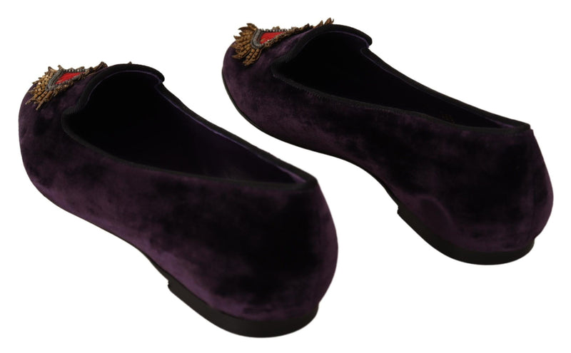 Mocasines planos de terciopelo morado con corazón DG de Dolce & Gabbana
