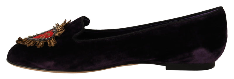Mocasines planos de terciopelo morado con corazón DG de Dolce & Gabbana
