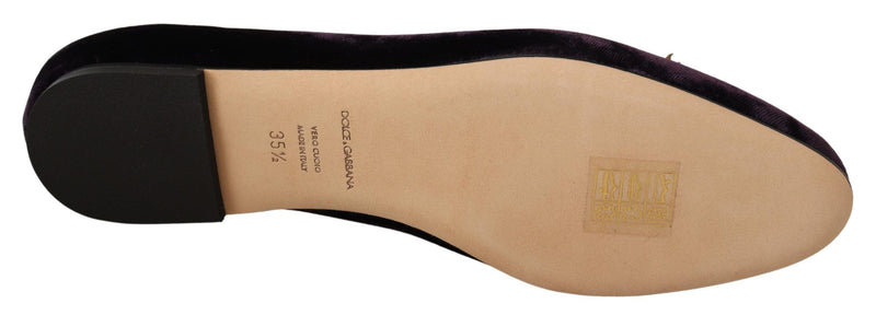 Mocasines planos de terciopelo morado con corazón DG de Dolce & Gabbana