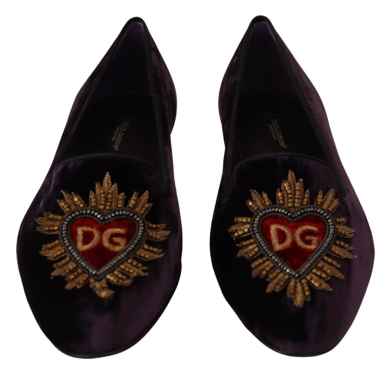Mocasines planos de terciopelo morado con corazón DG de Dolce & Gabbana