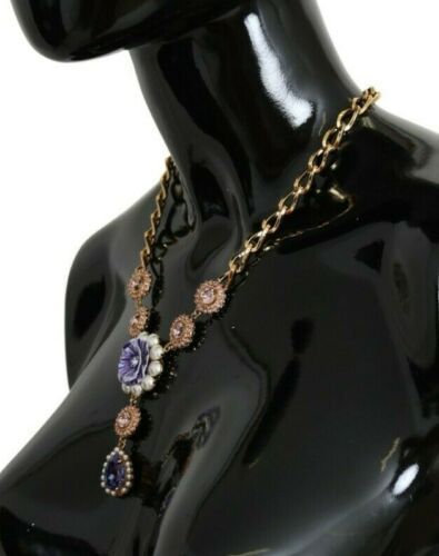 Pendientes colgantes de latón rosa dorado con cristales y perlas moradas de Dolce & Gabbana