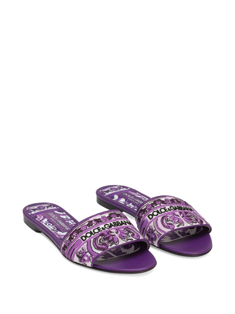 Dolce & Gabbana - Sandalia de tela morada bordada con motivos de mayólica | URBALENTI™