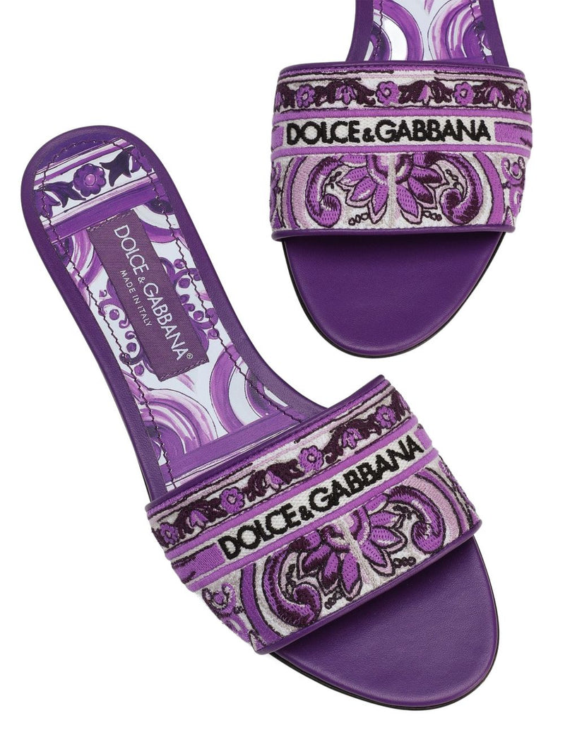 Dolce & Gabbana - Sandalia de tela morada bordada con motivos de mayólica | URBALENTI™