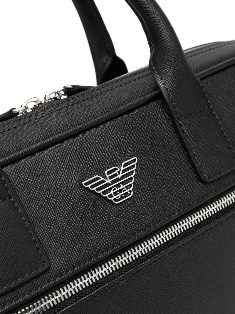 Bolso de negocios Emporio Armani Asv de piel Saffiano regenerada con placa de águila | URBALENTI ™