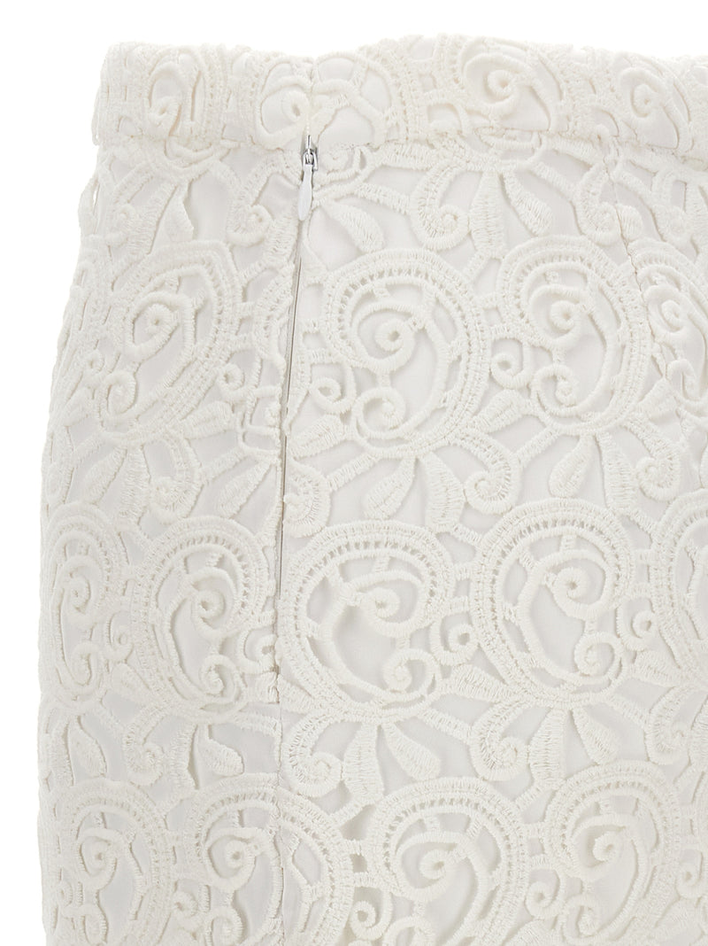 Detail image of the zipper closure on the side of the Burberry Lace Skirt, showcasing premium construction and elegant design, perfect for any occasion in Spring - Summer 2023. LDin, Women, Women > Clothing, Women > Clothing > Skirts, Yes Eu, Burberry Lace Skirt.