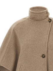 Close-up of the collar and button details on the Max Mara Derrik Cape - Cashmere - Style 600001. This premium Max Mara Cape Jacket is a stylish addition to your wardrobe for Fall - Winter 2025/2026, ideal for fashionable women.