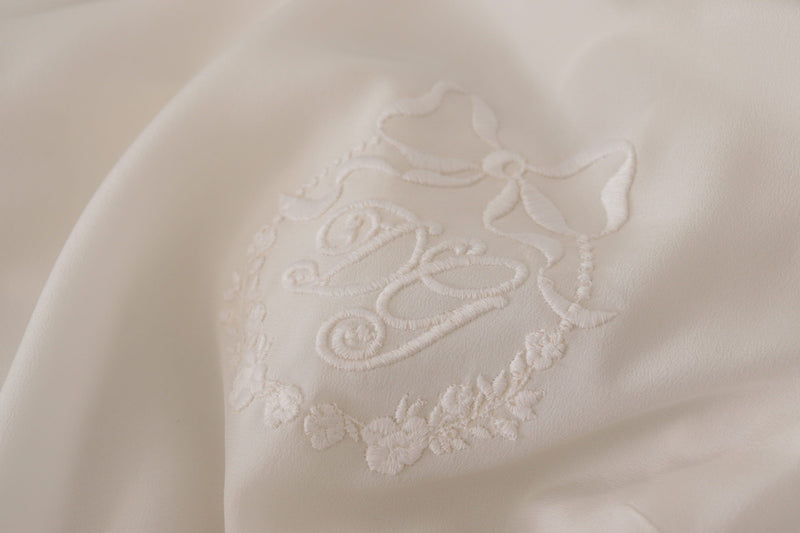 Blouse à manches longues Dolce & Gabbana en soie blanche brodée du logo DG