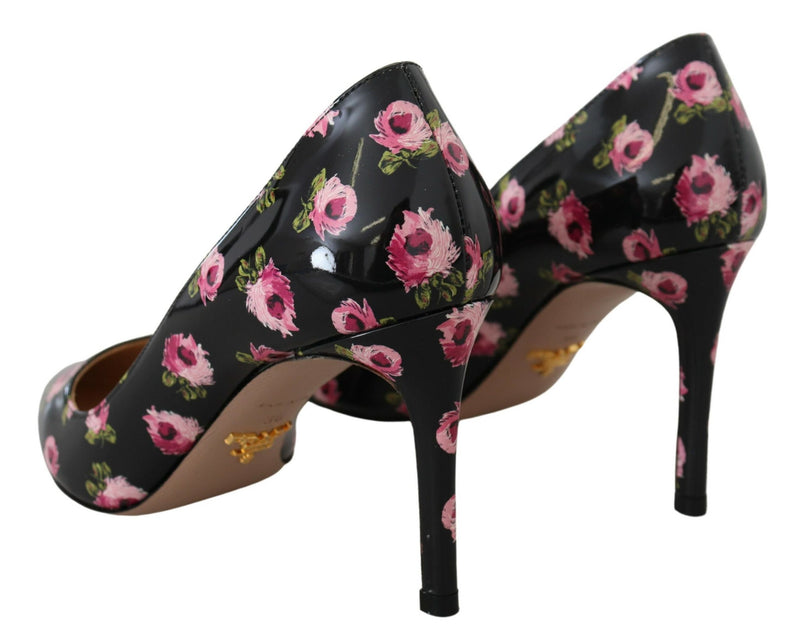 Scarpins Prada pretos em couro com estampa floral e salto agulha