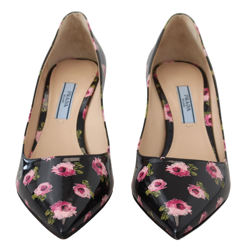 Scarpins Prada pretos em couro com estampa floral e salto agulha