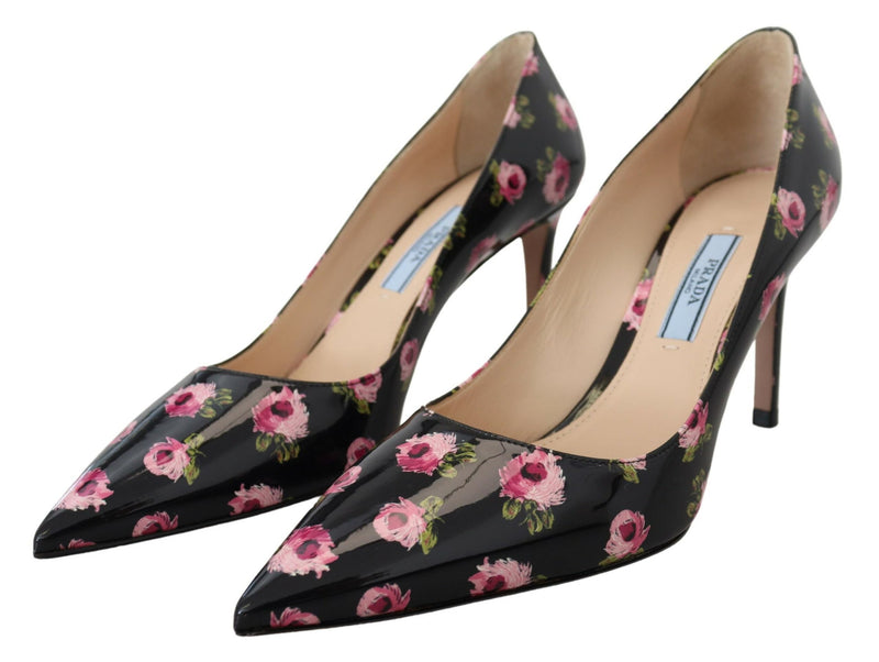 Scarpins Prada pretos em couro com estampa floral e salto agulha
