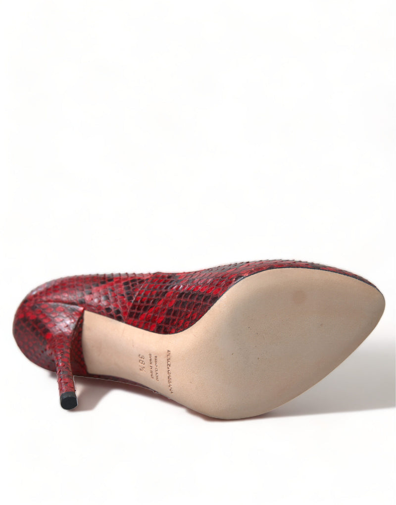Décolleté Dolce & Gabbana in pelle di Ayers rossa con calze di pizzo