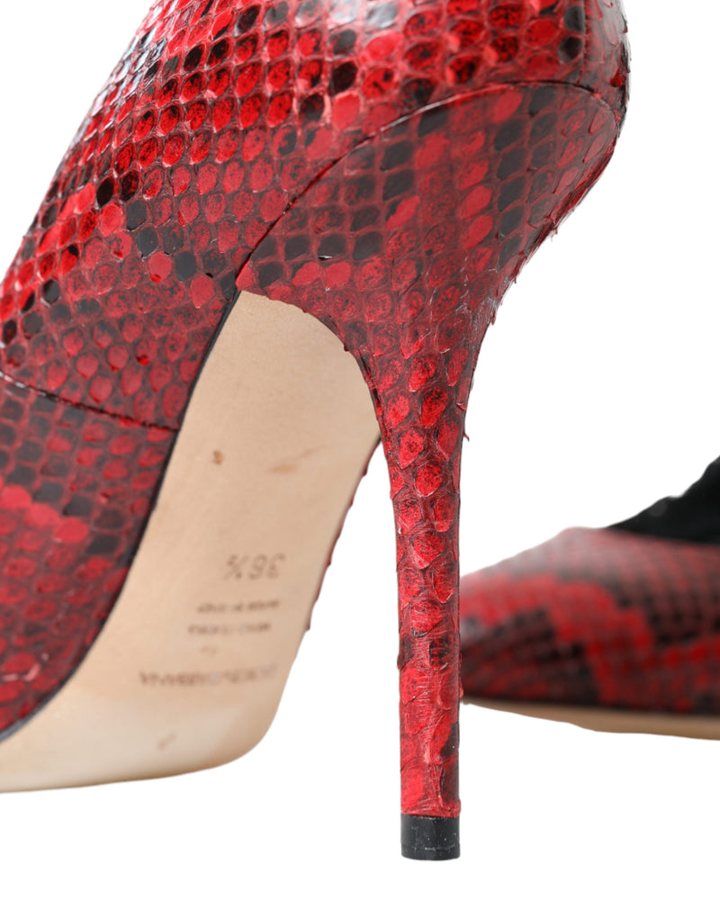 Décolleté Dolce & Gabbana in pelle di Ayers rossa con calze di pizzo