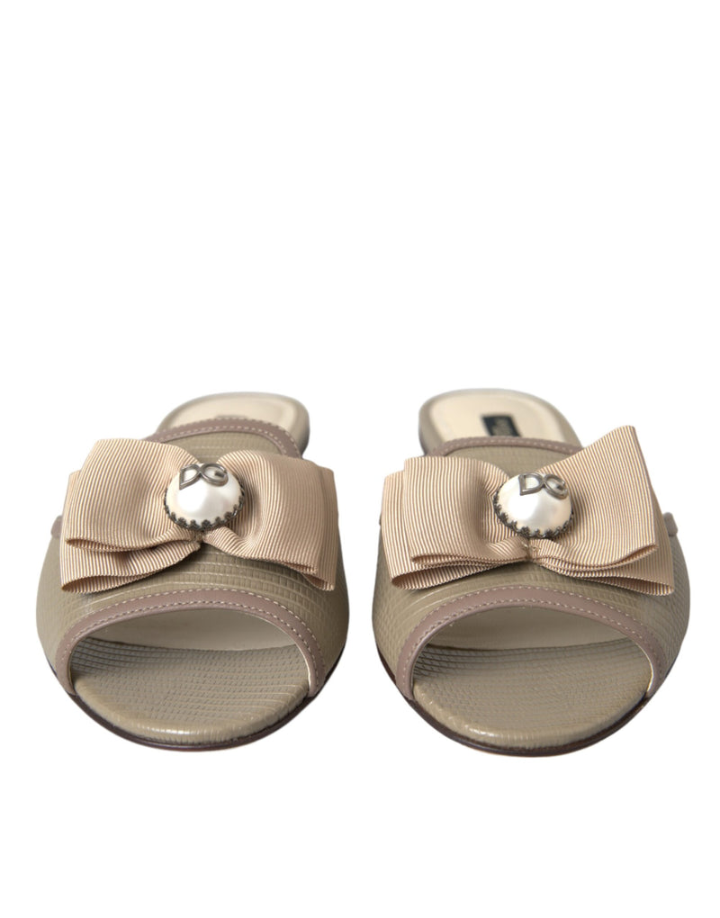 Sandalias planas tipo chancla beige con perlas y logo de Dolce & Gabbana