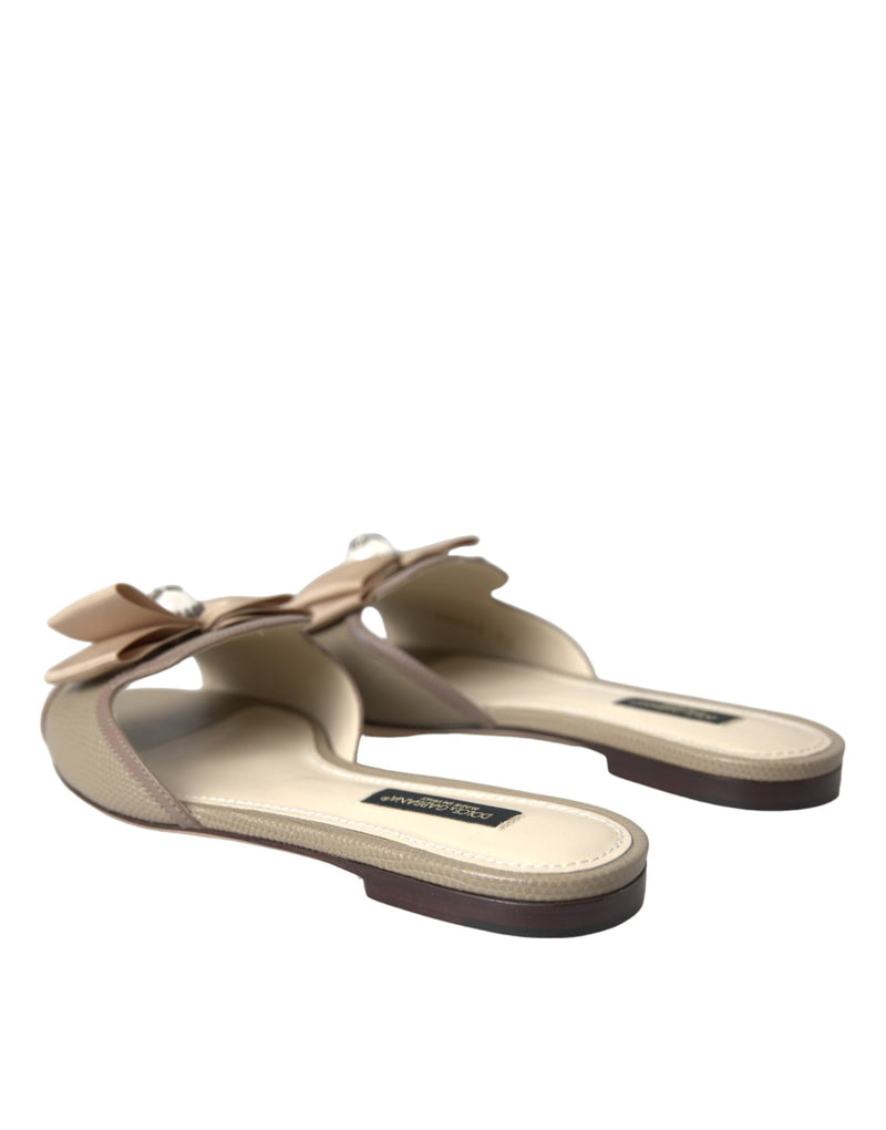 Sandalias planas tipo chancla beige con perlas y logo de Dolce & Gabbana