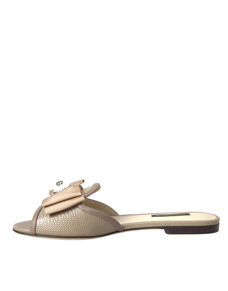 Sandalias planas tipo chancla beige con perlas y logo de Dolce & Gabbana
