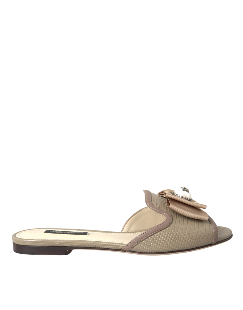 Sandalias planas tipo chancla beige con perlas y logo de Dolce & Gabbana