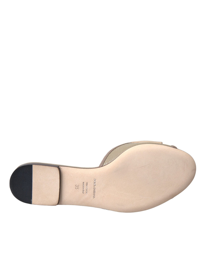Sandalias planas tipo chancla beige con perlas y logo de Dolce & Gabbana