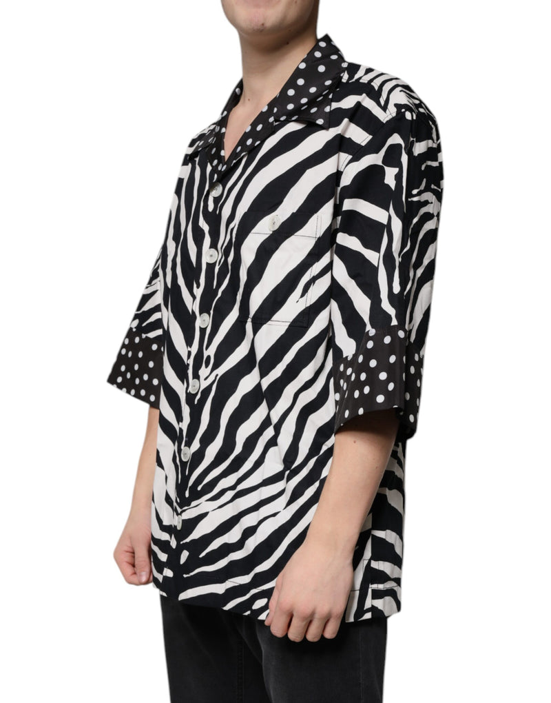 Camisa oversize de Dolce & Gabbana, blanca y negra, con estampado de cebra y botones