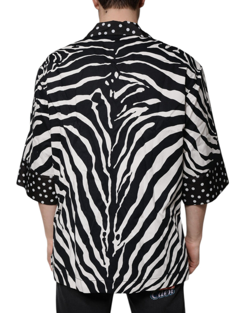 Camisa oversize de Dolce & Gabbana, blanca y negra, con estampado de cebra y botones