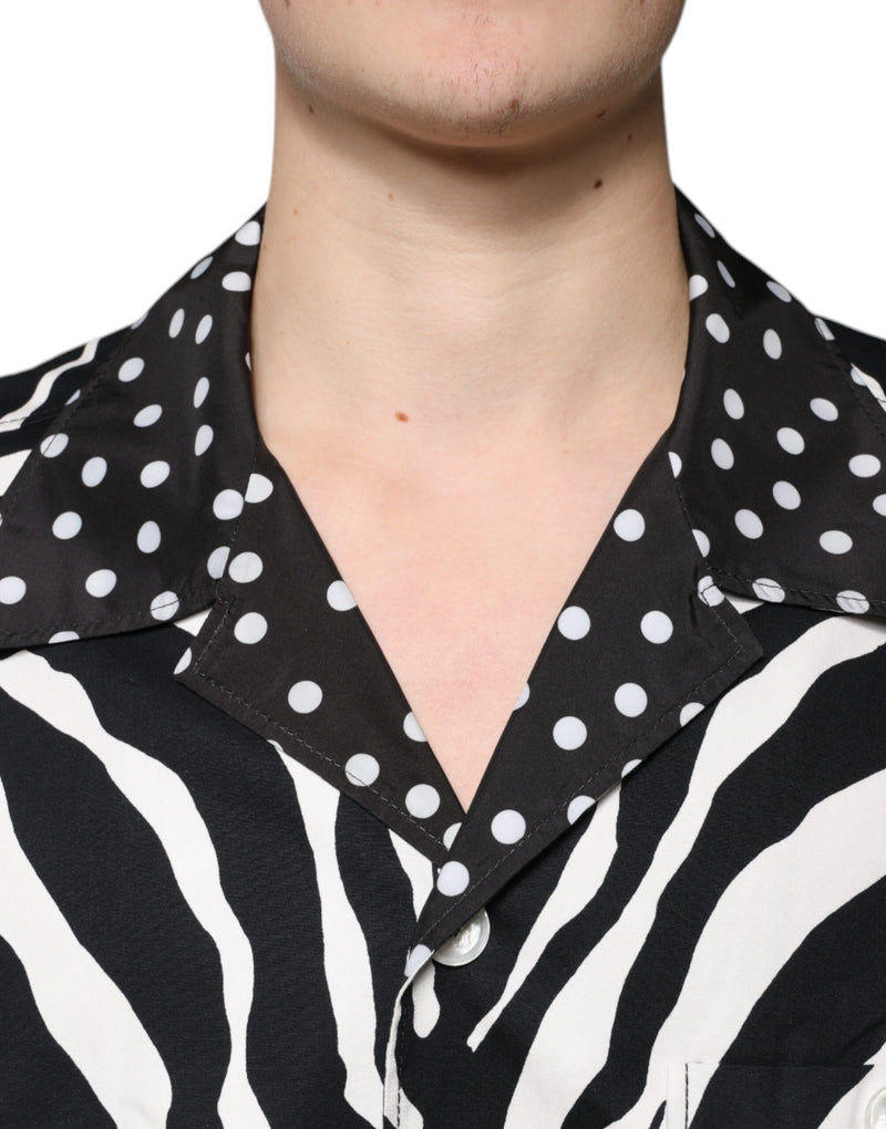 Camisa oversize de Dolce & Gabbana, blanca y negra, con estampado de cebra y botones