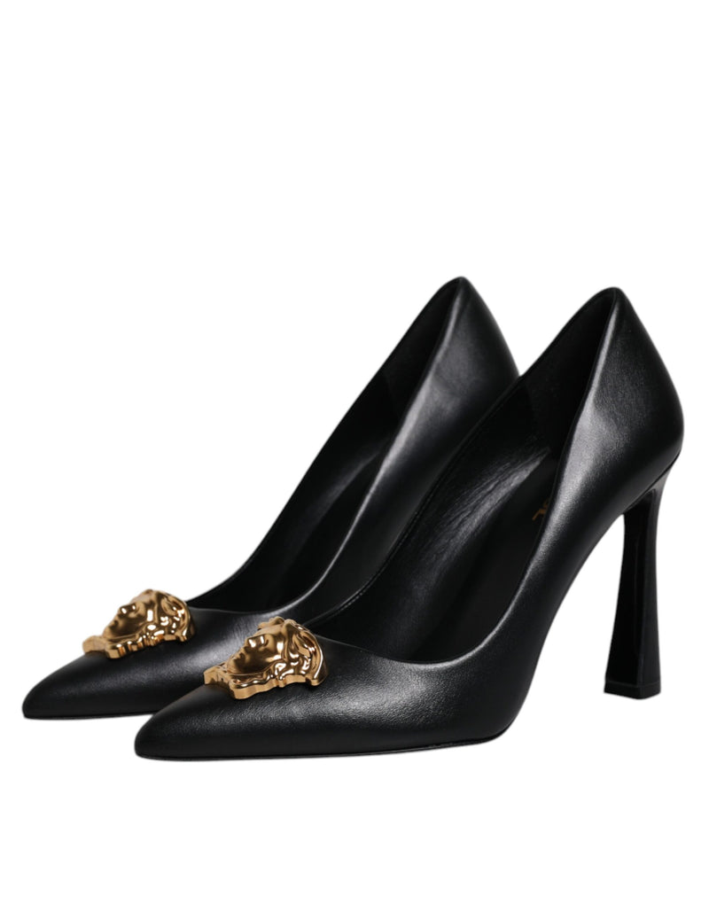 Escarpins à talons hauts en cuir noir avec plaque logo Versace