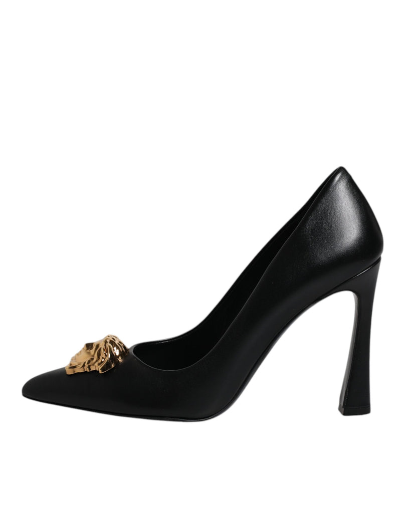 Escarpins à talons hauts en cuir noir avec plaque logo Versace