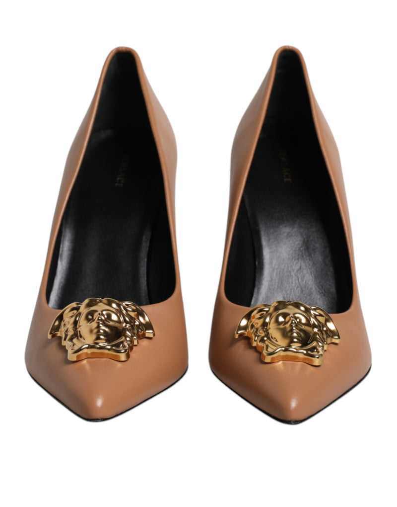 Escarpins à talons hauts en cuir marron avec plaque logo Versace