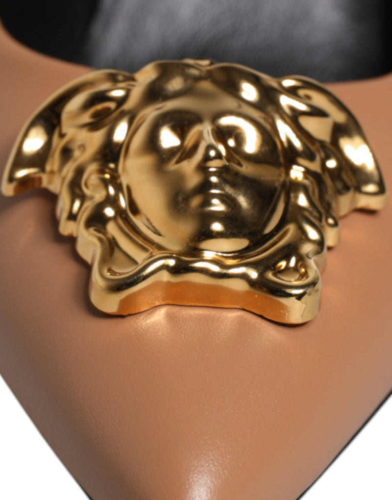 Escarpins à talons hauts en cuir marron avec plaque logo Versace