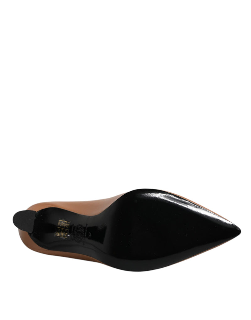 Escarpins à talons hauts en cuir marron avec plaque logo Versace