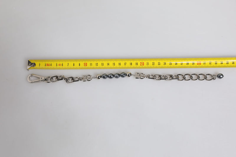 Bracelet Dolce & Gabbana avec chaîne argentée, fermoir mousqueton, logo et perles grises
