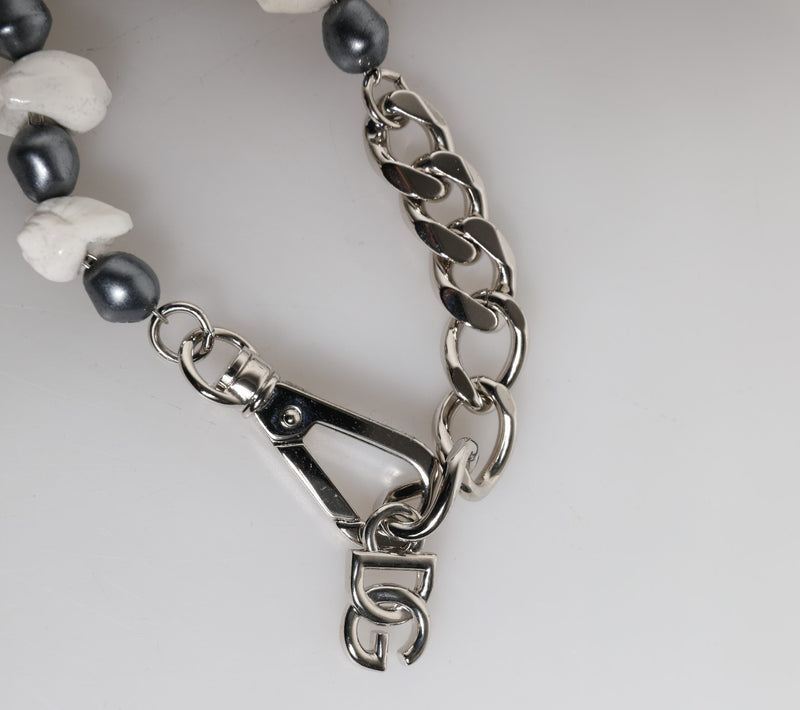 Pulseira de latão em tom prateado com contas, concha e pingente com logo DG Dolce & Gabbana