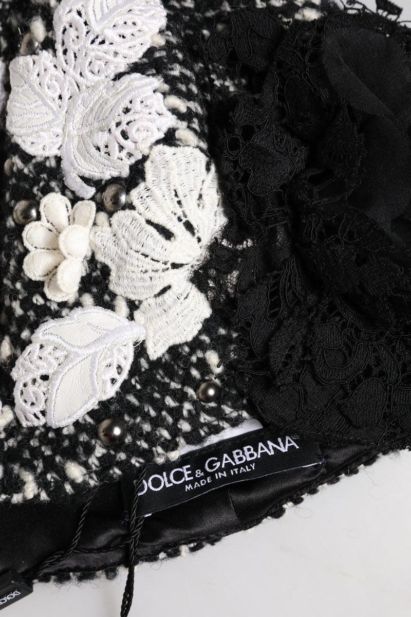Sombrero cloche de lana negra con flores blancas y adornos de Dolce & Gabbana