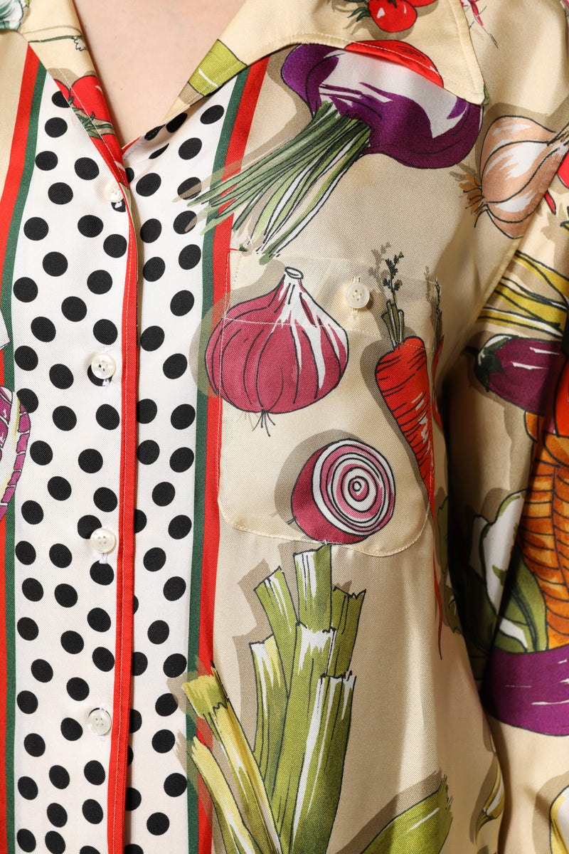 Top multicolor de seda con estampado de verduras y manga larga de Dolce & Gabbana