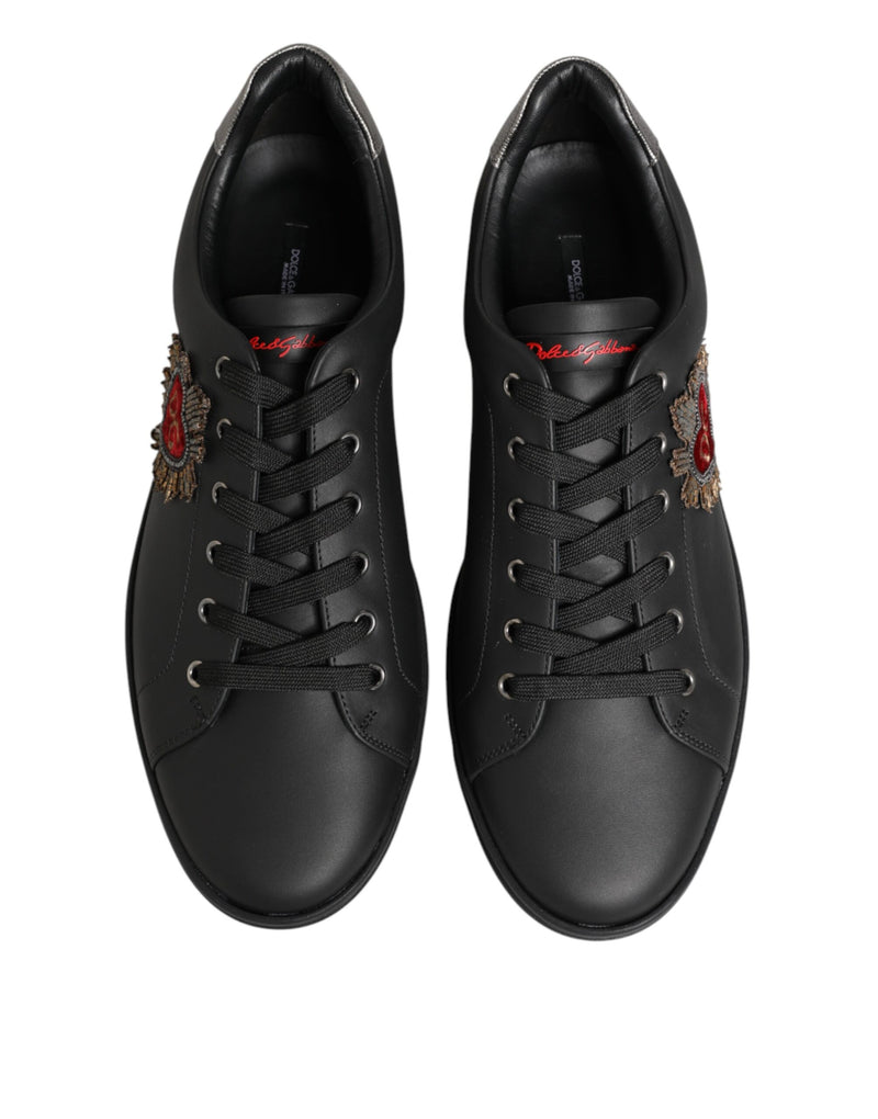 Tênis Dolce & Gabbana de couro preto com aplicação de coração