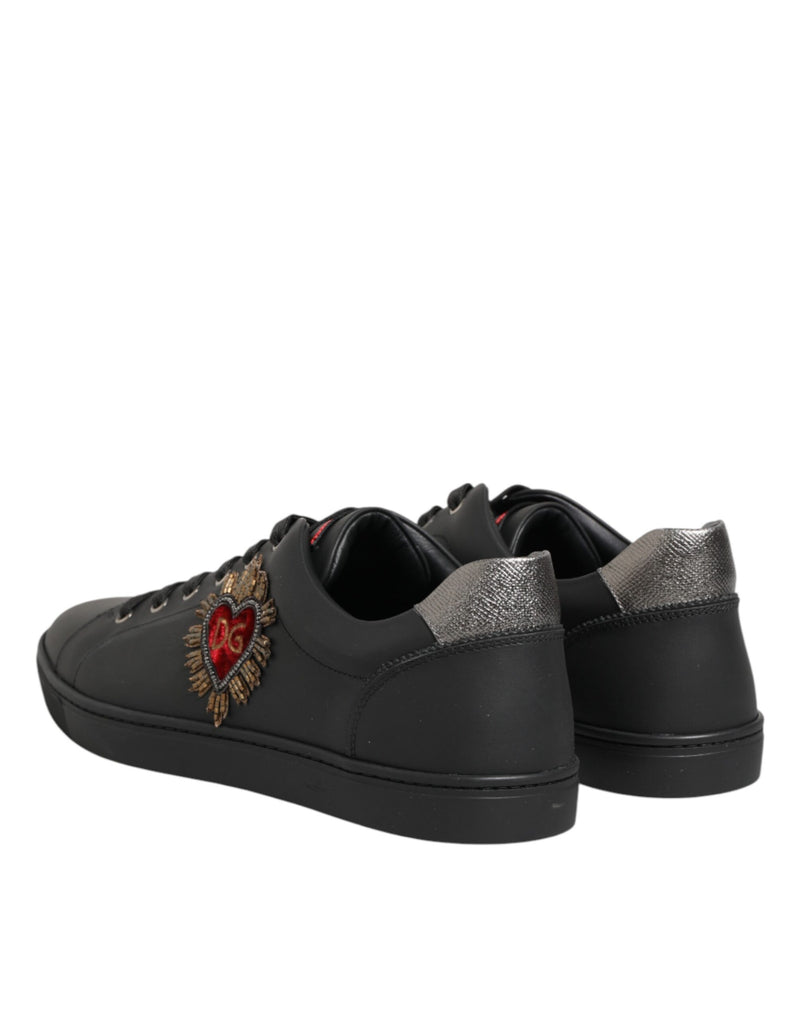 Tênis Dolce & Gabbana de couro preto com aplicação de coração