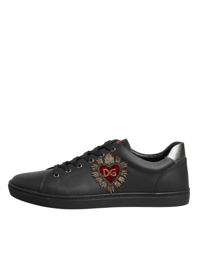 Tênis Dolce & Gabbana de couro preto com aplicação de coração