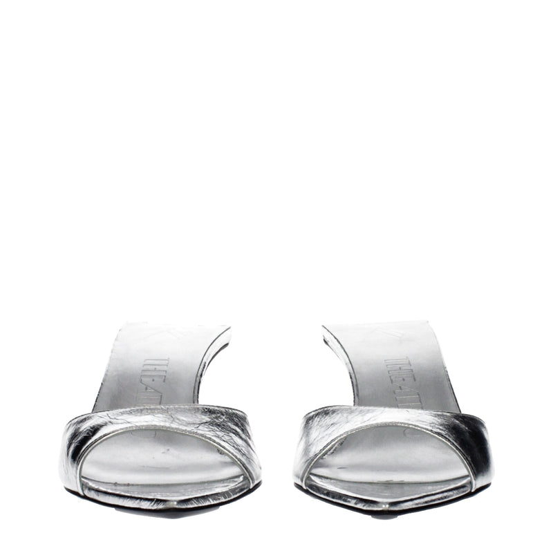 Sandalias planas de piel gris de The Attico