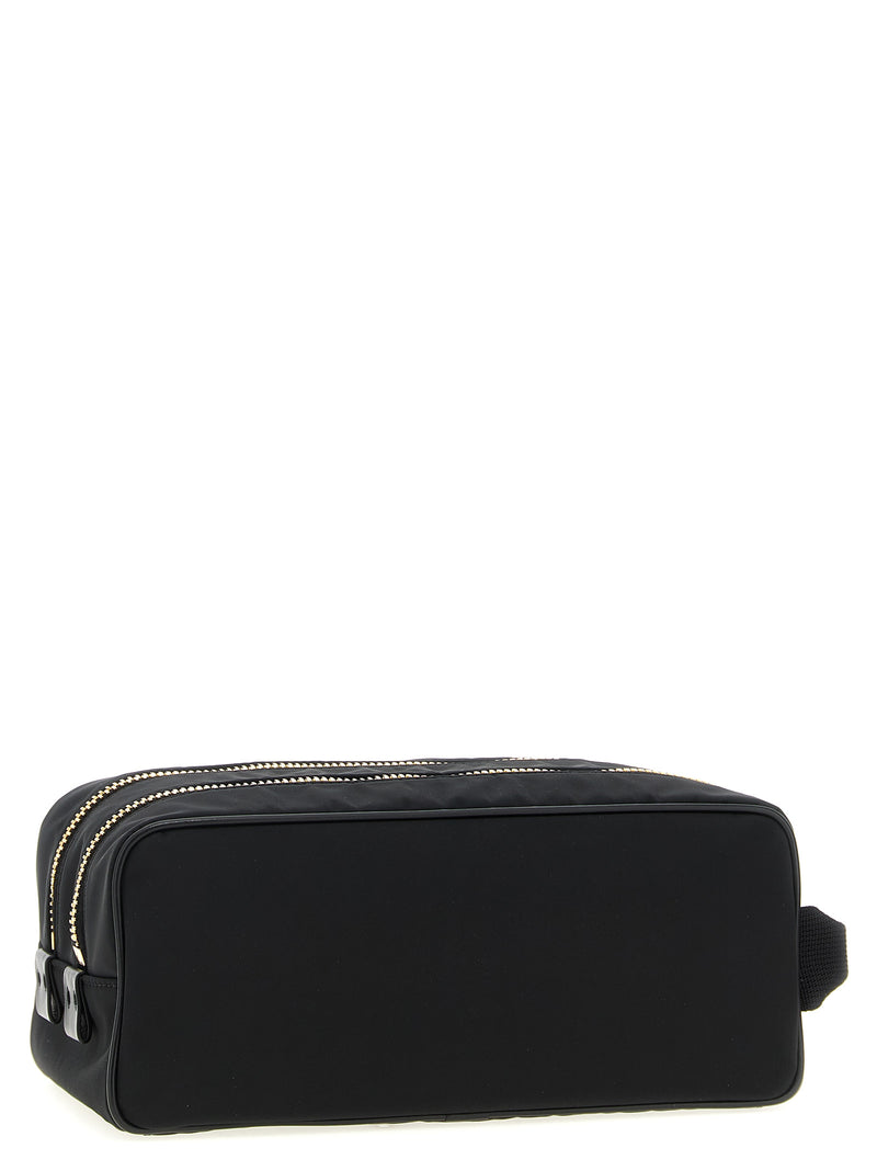 Side view of the Tom Ford Skin Details Beauty bag showcasing its minimalist design and double top zip closure, ideal for men’s accessories. This lifestyle essential, recognized for Fall - Winter 2025/2026, epitomizes elegance and practicality from Tom Ford.